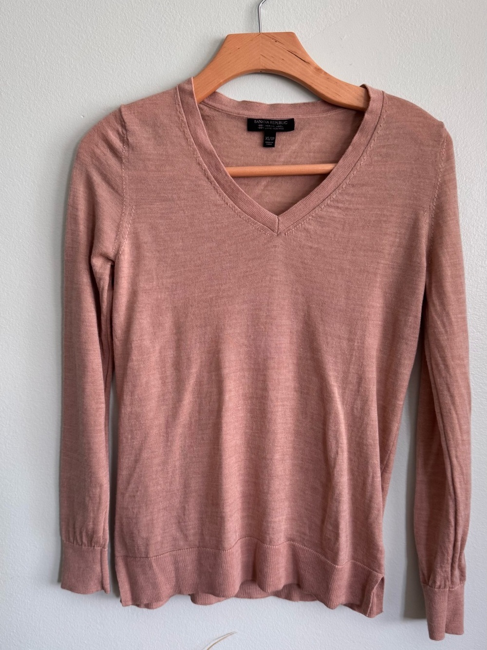 Banana Republic V-Neck Lightweight Sweater - Dusty Rose